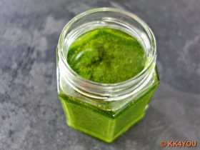 Gläser füllen und die Oberfläche mit Olivenöl bedecken
