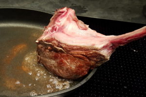 Steak in Pfanne anbraten